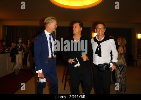 Max Raabe, Guido Maria Kretschmer mit Ehemann Frank Mutters bei der Premiere des Theaterstücks 'Mord im Orientexpress' in der Komödie am Kurfürstendam Stockfoto