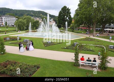 Bad Kissingen, Deutschland. Juli 2021. Darsteller des Rakoczy Festivals in historisch nachgebildeten Kostümen spazieren durch den Rosengarten. Die UNESCO hat am 24.07.2021 die drei deutschen Kurorte Baden-Baden, Bad Ems und Bad Kissinger zum neuen Weltkulturerbe erklärt. Quelle: Karl-Josef Hildenbrand/dpa/Alamy Live News Stockfoto