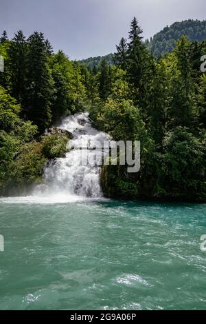 Wunderschöne Giessbach Wasserfälle - Blick vom Dampfschiff im Brienzersee, Schweiz Stockfoto