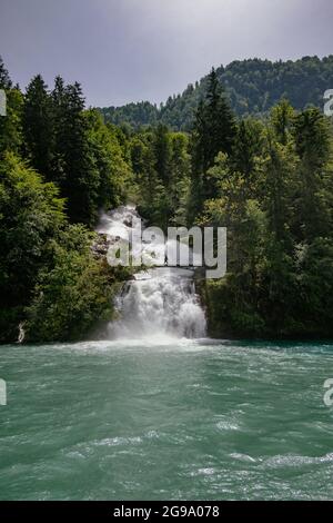 Wunderschöne Giessbach Wasserfälle - Blick vom Dampfschiff im Brienzersee, Schweiz Stockfoto