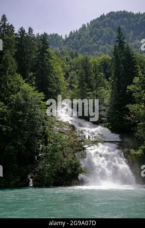 Wunderschöne Giessbach Wasserfälle - Blick vom Dampfschiff im Brienzersee, Schweiz Stockfoto