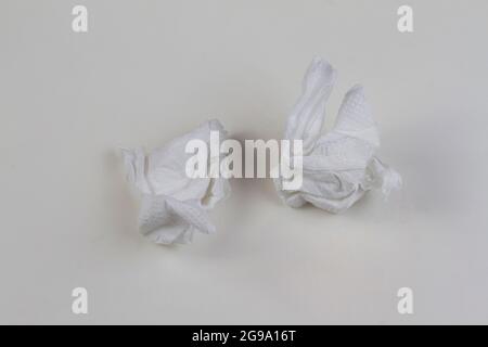 Gebrauchte Papierkugel auf weißem Hintergrund. Papierserviette. Stockfoto