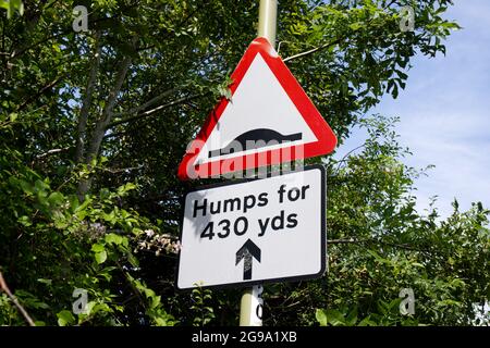 Dreieckige Geschwindigkeit Bump Warnschild Humps für 430 yds UK Stockfoto