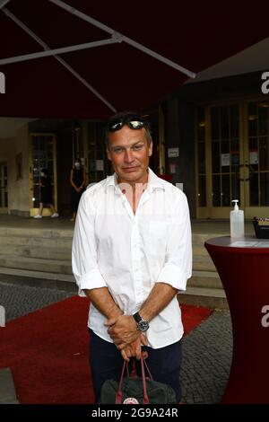 Pierre Besson bei der Premiere des Theaterstücks 'Mord im Orientexpress' in der Komödie am Kurfürstendamm im Schiller Theater. Berlin, 24.07.2021 Stockfoto