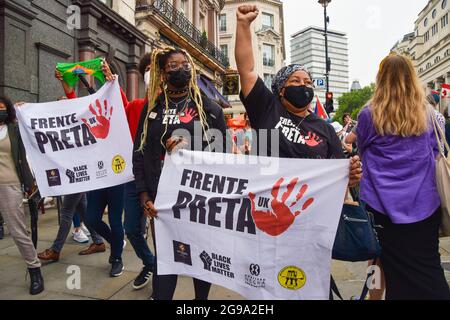 London, Großbritannien. Juli 2021. Demonstranten versammelten sich vor der brasilianischen Botschaft im Zentrum von London, um gegen den Präsidenten Jair Bolsonaro zu protestieren. Stockfoto