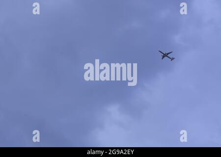 Passagierflugzeug Fliegen in Wolken, Lichter an Stockfoto