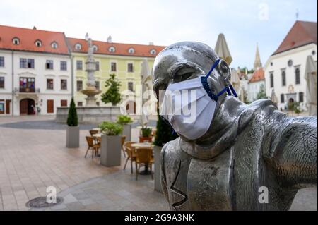 Statue von schöne Náci mit Gesichtsmaske während der Coronavirus-Pandemie. Stockfoto