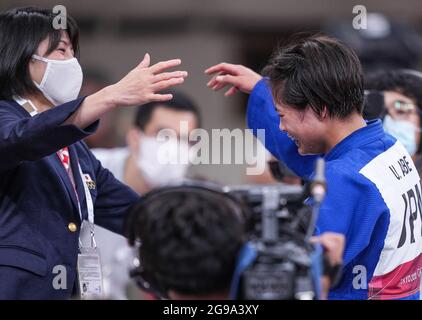 (210725) -- TOKIO, 25. Juli 2021 (Xinhua) -- Abe Uta (R) aus Japan feiert mit Trainer nach dem 52 kg schweren Judo-Finale der Frauen zwischen Abe Uta aus Japan und Amandine Buchard aus Frankreich bei den Olympischen Spielen 2020 in Tokio, Japan, 25. Juli 2021. (Xinhua/Liu Dawei) Stockfoto