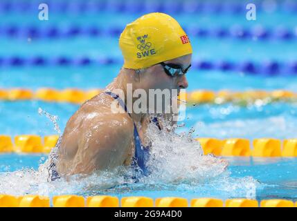 Tokio, Japan. Juli 2021. Sophie Hansson aus Schweden tritt bei den Olympischen Spielen 2020 in Tokio, Japan, am 25. Juli 2021 bei der 100-m-Brusthitze der Frauen beim Schwimmen an. Quelle: Ding Xu/Xinhua/Alamy Live News Stockfoto