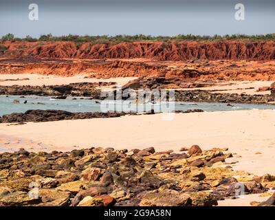 Rote Pindan-Klippen und Ebbe bei Walmadan (James Price Point), Dampier Peninsula, Kimberley, Westaustralien Stockfoto