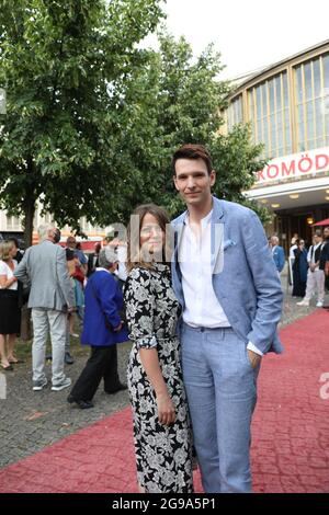 Alice Dwyer und Sabin Tambra bei der Premiere des Theaterstücks 'Mord im Orientexpress' in der Komödie am Kurfürstendamm im Schiller Theater. Berlin, Stockfoto