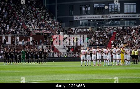 Hamburg, Deutschland. Juli 2021. Fußball: 2. Bundesliga, FC St. Pauli - Holstein Kiel, Matchday 1. Die Spieler beider Teams gedenken der Opfer der Flutkatastrophe. Quelle: Axel Heimken/dpa - WICHTIGER HINWEIS: Gemäß den Bestimmungen der DFL Deutsche Fußball Liga und/oder des DFB Deutscher Fußball-Bund ist es untersagt, im Stadion und/oder vom Spiel aufgenommene Fotos in Form von Sequenzbildern und/oder videoähnlichen Fotoserien zu verwenden oder zu verwenden./dpa/Alamy Live News Stockfoto