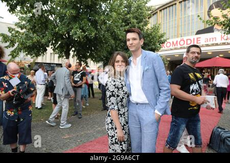 Alice Dwyer und Sabin Tambra bei der Premiere des Theaterstücks 'Mord im Orientexpress' in der Komödie am Kurfürstendamm im Schiller Theater. Berlin, Stockfoto