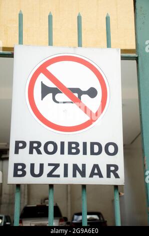 Verkehrsschild auf Portugiesisch: Hupen verboten Stockfotografie - Alamy