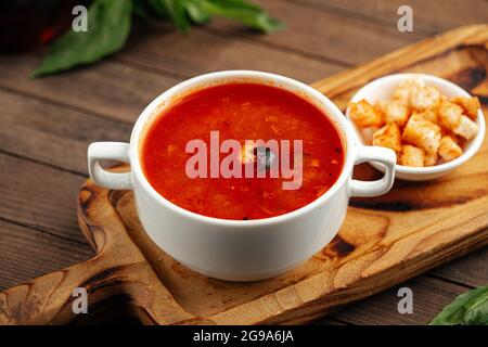 Russische Suppe Soljanka mit geräuchertem Fleisch Stockfoto