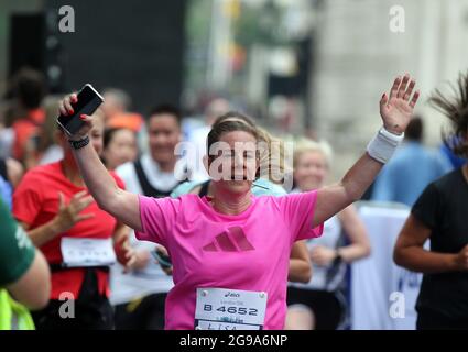 London, England, Großbritannien. Juli 2021. Läufer im Zentrum Londons während der Asics London 10 km. Der Lauf gilt als das größte geschlossene Ereignis seit Beginn der Coronavirus-Pandemie. (Bild: © Tayfun Salci/ZUMA Press Wire) Stockfoto