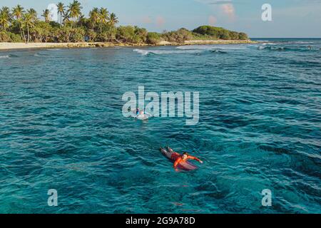 Surfer im Indischen Ozean, Malediven Stockfoto