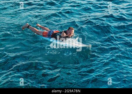 Surfer im Indischen Ozean, Malediven Stockfoto