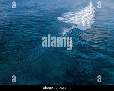 Luftaufnahme des Surfers in einem Ozean Stockfoto
