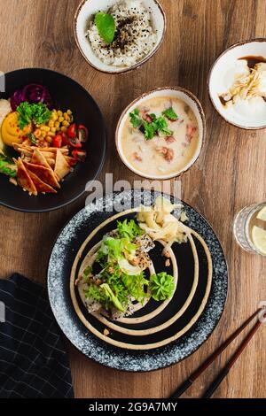 Köstliches asiatisches Gericht auf einem Teller aus der Nähe Stockfoto