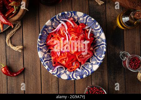 Usbekischer Achichuk-Salat mit Tomaten und Pfeffer Stockfoto