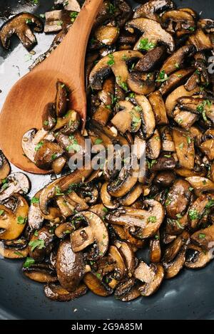 Cremini-Pilze in einer Pfanne anbraten Stockfoto