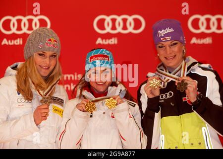 Lindsey Vonn (USA), Elisabeth Görgl (AUT), Maria Riesch (GER), Medaillenübergabe, FIS Alpine Ski Weltmeisterschaft, Garmisch-Partenkirchen 2011 Stockfoto