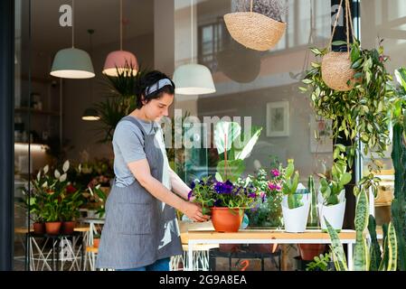 Floristin, die in ihrem Blumenladen arbeitet Stockfoto