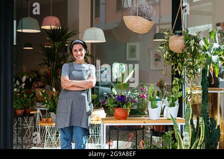 Glückliches weibliches Floristen-Portrait im Laden Stockfoto