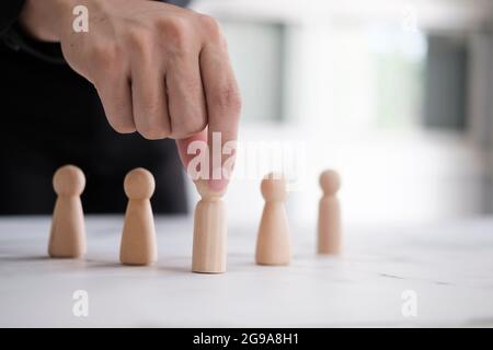 Arbeitgeber wählt nimmt in der Hand Mitarbeiter. Anführer hebt sich von der Masse ab. Auf der Suche nach einem guten Arbeiter. HR-, HRM-, HRD-KONZEPTE Stockfoto