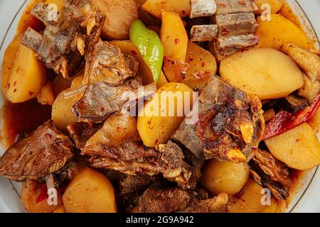 Usbekisches Gericht kazan Kabob mit Lamm und Kartoffeln Stockfoto