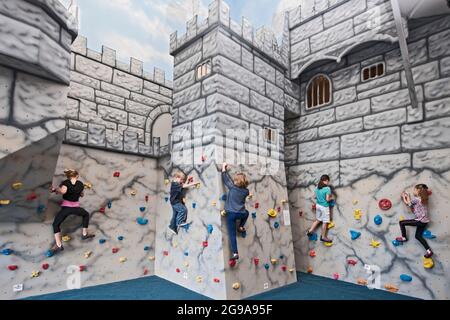 Kinder Bouldern auf Schloss wie eine Kletterwand Stockfoto