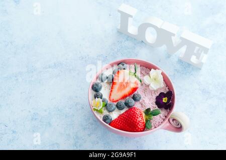 Ein Schuss von einem köstlichen Chia Pudding mit Beeren in einer Schüssel Stockfoto