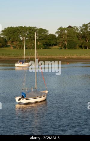 In der frühen Abendsonne zwei festfahrenden Segelboote entlang des Flusses Deben. Woodbridge, East Anglia, Suffolk. Stockfoto