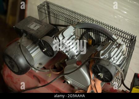 Ein Motor, der das Gerät mit Strom versorgt. Technische Mittel. Die Sache ist in der Garage. Stockfoto