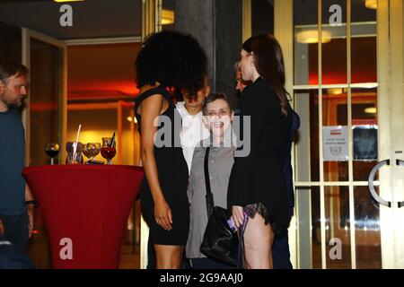 Carmela Bonomi, Katharina Thalbach und Sahra Julia Eberts bei der Premiere des Theaterstücks 'Mord im Orientexpress' in der Komödie am Kurfürstendamm Stockfoto