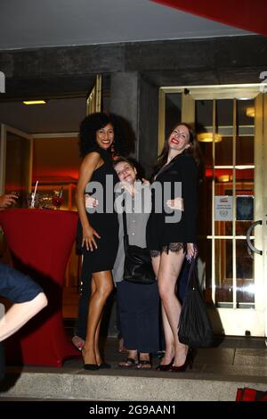 Carmela Bonomi, Katharina Thalbach und Sahra Julia Eberts bei der Premiere des Theaterstücks 'Mord im Orientexpress' in der Komödie am Kurfürstendamm Stockfoto