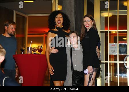 Carmela Bonomi, Katharina Thalbach und Sahra Julia Eberts bei der Premiere des Theaterstücks 'Mord im Orientexpress' in der Komödie am Kurfürstendamm Stockfoto