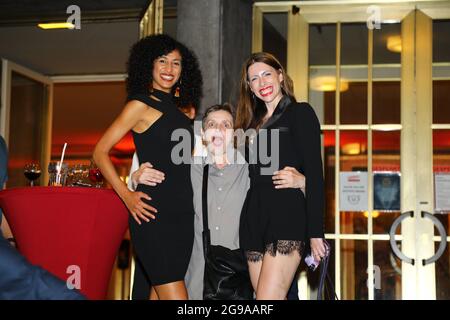 Carmela Bonomi, Katharina Thalbach und Sahra Julia Eberts bei der Premiere des Theaterstücks 'Mord im Orientexpress' in der Komödie am Kurfürstendamm Stockfoto