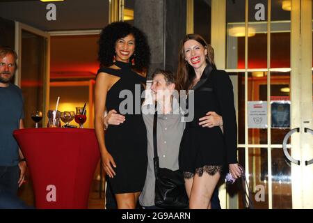 Carmela Bonomi, Katharina Thalbach und Sahra Julia Eberts bei der Premiere des Theaterstücks 'Mord im Orientexpress' in der Komödie am Kurfürstendamm Stockfoto