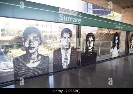 Eine Serie von Fotografien mit Gedichten des Künstlers Alex Flemming, die auf dem Glas der U-Bahn-Station Sumaré zu sehen sind. São Paulo Brasilien. Stockfoto