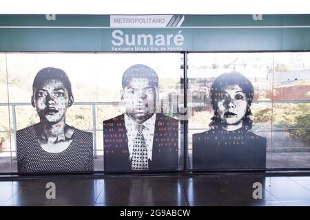 Eine Serie von Fotografien mit Gedichten des Künstlers Alex Flemming, die auf dem Glas der U-Bahn-Station Sumaré zu sehen sind. São Paulo Brasilien. Stockfoto