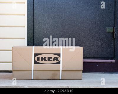 Tambow, Russische Föderation - 08. Juli 2021 Ikea Karton an die Haustür geliefert. Stockfoto