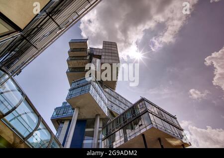 Futuristisches modernes Glas-Verwaltungsgebäude der Bank Nord LB, Norddeutsche Staatsbank, im Zentrum der Landeshauptstadt Hannover, Deutschland, Juli Stockfoto