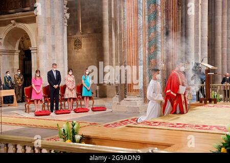 SANTIAGO DE COMPOSTELA, 25/07/2021.- Los reyes, Asturias de Asturias, acompañadas por sus hijas Leonor (i), princesa de Asturias, y la infanta Sofía (4i), presiden la ofrenda al Apóstol Santiago, una ceremonia instaurada en 1643, este domingo, en la Catedral de Santiago de Compostela. EFE/Ballesteros POOL Cordon Press Stockfoto