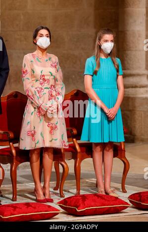 SANTIAGO DE COMPOSTELA, 25/07/2021.- La reina Letizia y la infanta Sofía (d) asisten a la ofrenda al Apóstol Santiago, una ceremonia instaurada en 1643, este domingo, en la Catedral de Santiago de Compostela. EFE/Ballesteros POOL Cordon Press Stockfoto