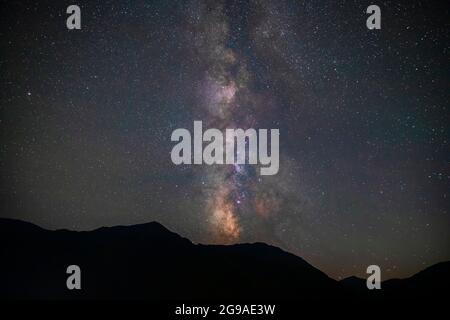 Milchstraße über die Berge im Sommer Stockfoto