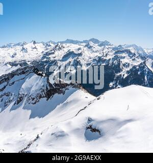 Winter in den Alpen. Schnee auf den Gipfeln der Berge. Skifahrstrecken auf den Schneeverwehungen. Kanton Uri und Schwyz. Urlaub in der Schweiz im Winter. Stockfoto