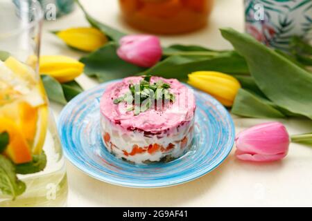 Heringsalat mit Rote Beete. Traditionelles Gericht. Ein farbenfrohes, appetitliches Gericht. Kulinarische Fotografie, Food Styling. Stockfoto