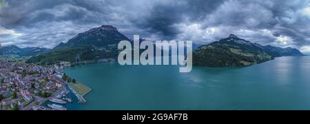 Sturm über den Vierwaldstättersee. Stadt Brunnen. Kanton Schwyz. Schweiz. Alpenpanorama. Stockfoto